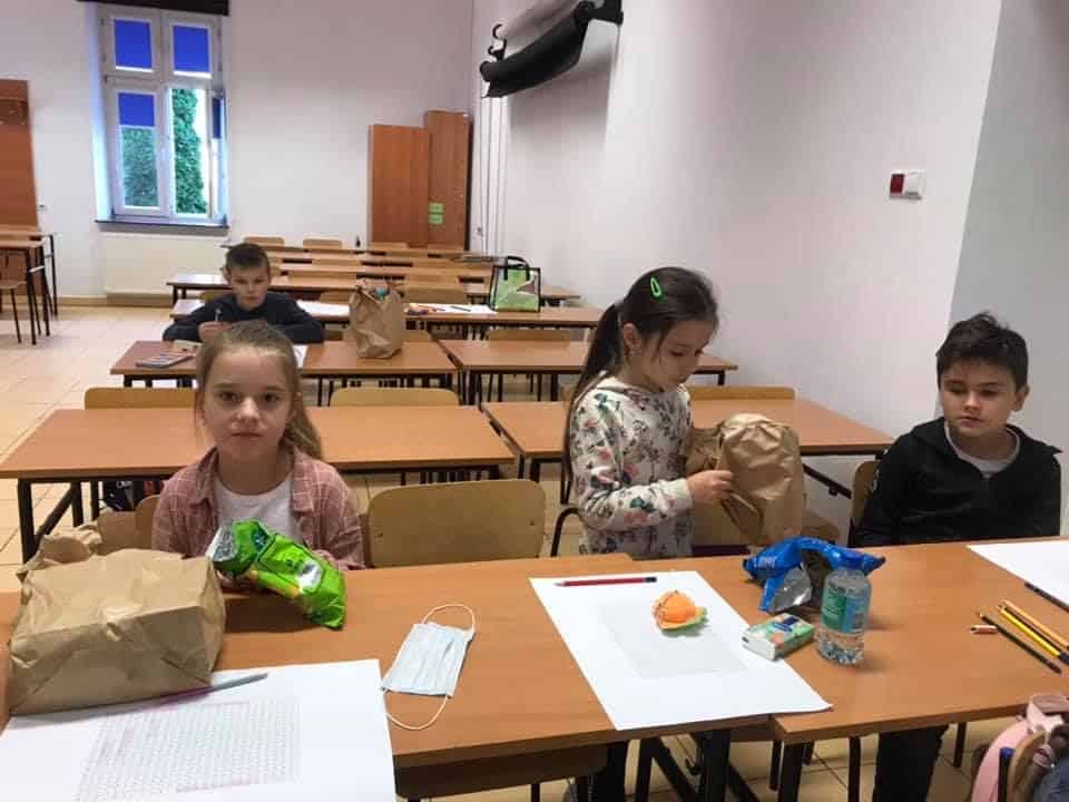 Dzieci w szkole jedzą drugie śniadanie