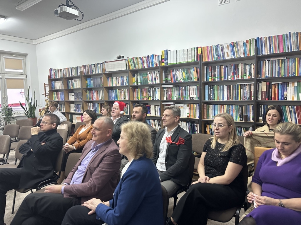 Ludzie słuchają kolędy w bibliotece