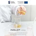 INGLOT zatrudnia: laborantka przelewa płyn do zlewki w laboratorium.