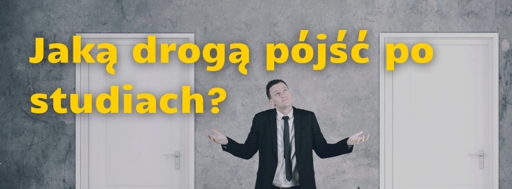 Mężczyzna w garniturze rozważa drogę po studiach między dwojgiem drzwi.