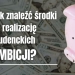 Różowa świnka-skarbonka w czapce absolwenta na tle banknotów dolarowych z napisem "Jak znaleźć środki na realizację studenckich ambicji?