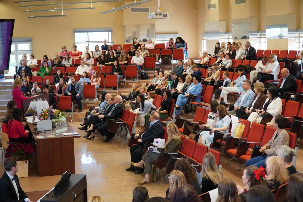 Uczestnicy konferencji "Od szkoły tradycyjnej do szkoły innowacyjnej" siedzą na sali.