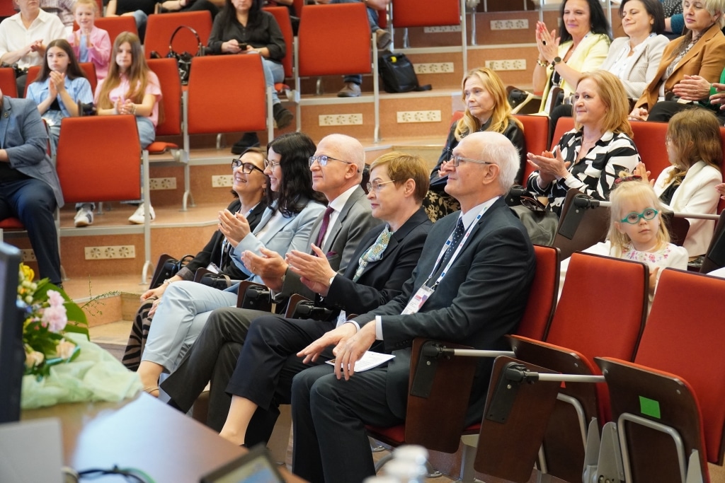 Uczestnicy konferencji "Od szkoły tradycyjnej do szkoły innowacyjnej" siedzą w audytorium.