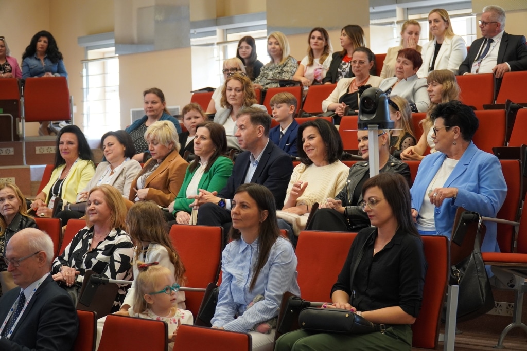 Uczestnicy konferencji "Od szkoły tradycyjnej do szkoły innowacyjnej" w sali wykładowej.