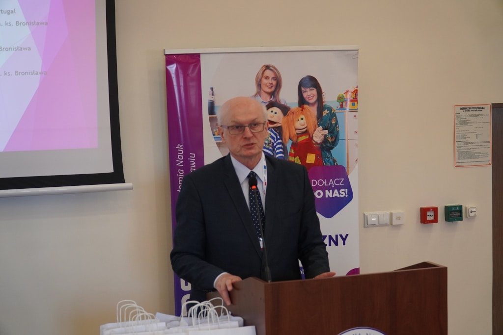 Konferencja "Od szkoły tradycyjnej do szkoły innowacyjnej": prelegent przy mównicy