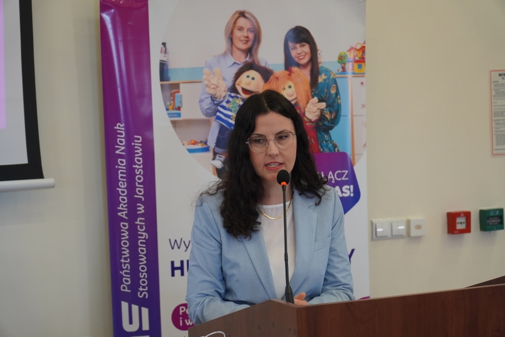 Konferencja "Od szkoły tradycyjnej do szkoły innowacyjnej": prelegentka przy mównicy.