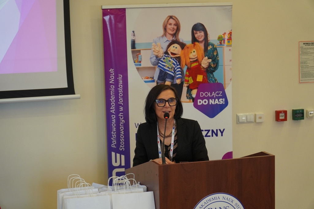 Konferencja "Od szkoły tradycyjnej do szkoły innowacyjnej" - prelegentka przy mównicy