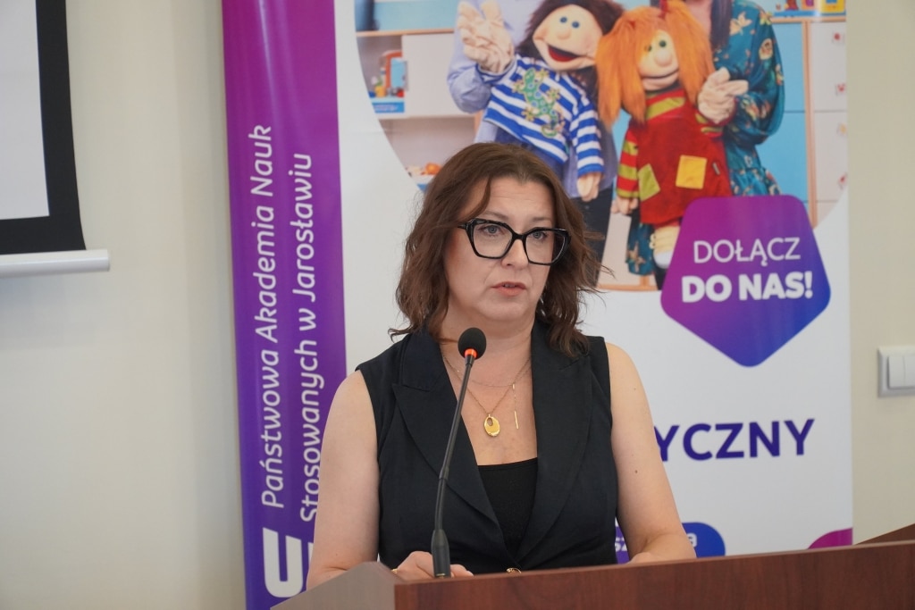 Konferencja "Od szkoły tradycyjnej do szkoły innowacyjnej": prelegentka przy mównicy
