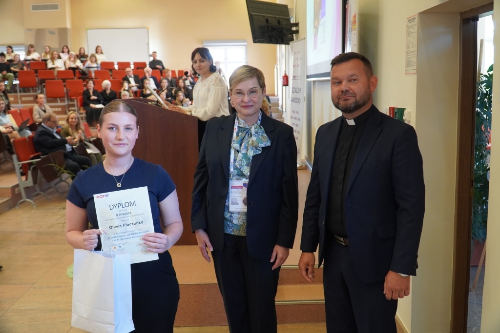 Dyplom dla Olwii Pęczkiej na konferencji "Od szkoły tradycyjnej do szkoły innowacyjnej