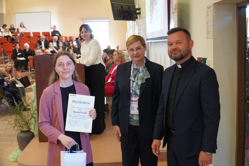 Natalia Pachla odbiera wyróżnienie na konferencji "Od szkoły tradycyjnej do szkoły innowacyjnej