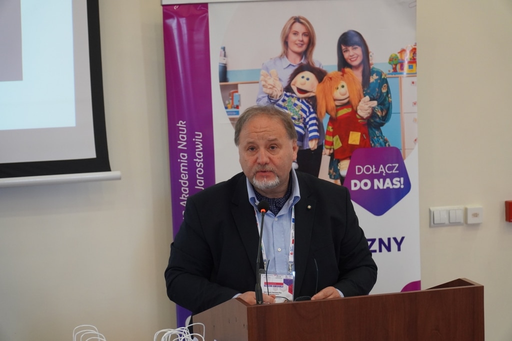 Konferencja "Od szkoły tradycyjnej do szkoły innowacyjnej": prelegent z banerem Akademii Nauk Jarosław