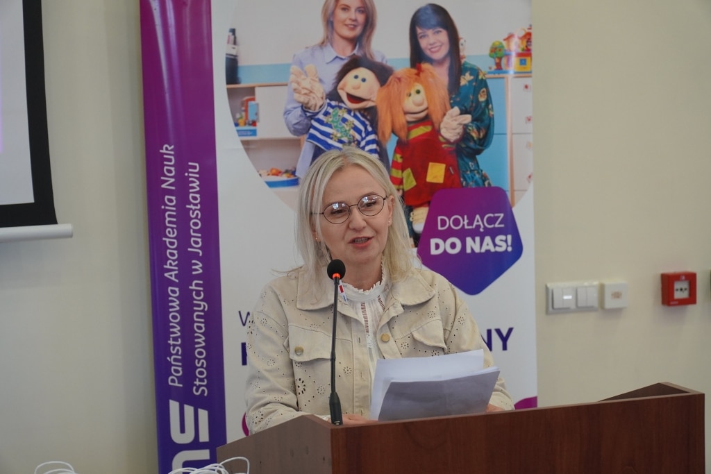 Konferencja "Od szkoły tradycyjnej do szkoły innowacyjnej": prelegentka przy mównicy.