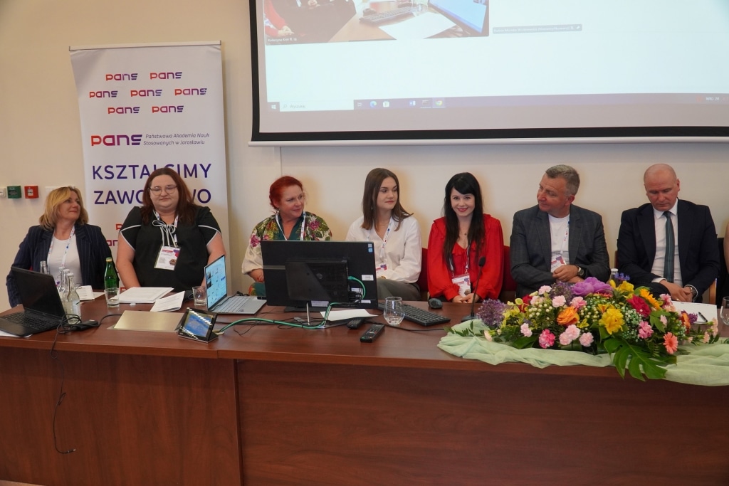 Uczestnicy konferencji „Od szkoły tradycyjnej do szkoły innowacyjnej” przy stole prezydialnym