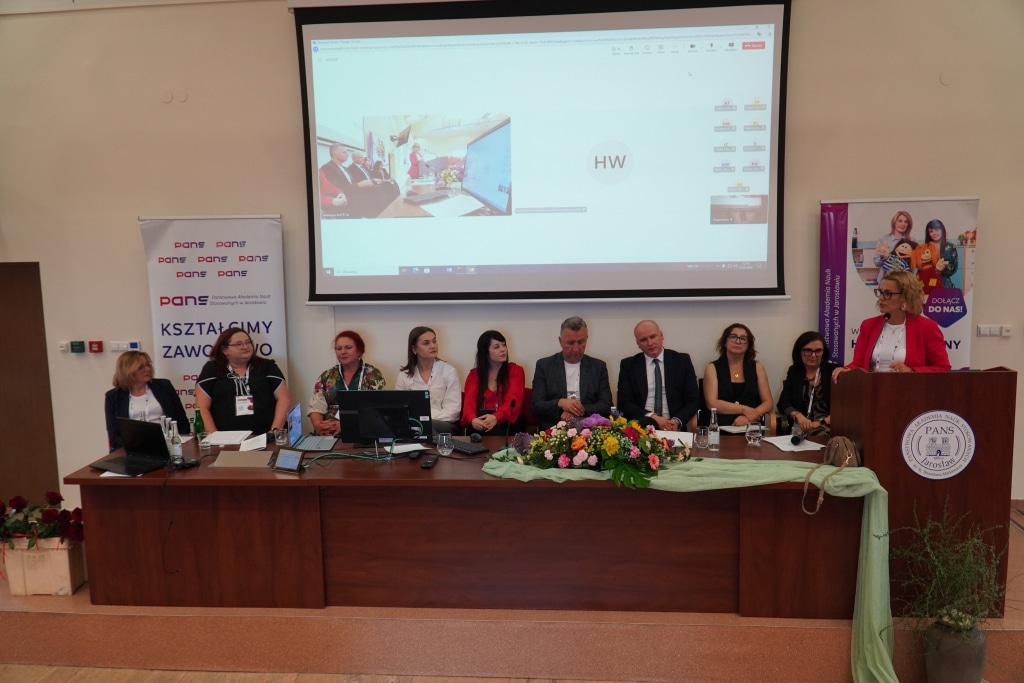 Uczestnicy konferencji "Od szkoły tradycyjnej do szkoły innowacyjnej" przy stole prezydialnym.