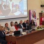 Uczestnicy konferencji "Od szkoły tradycyjnej do szkoły innowacyjnej" przy stole prezydialnym.
