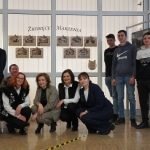 Grupa osób przed tablicami „Źrebięce Marzenia” Marcina Maszlanki