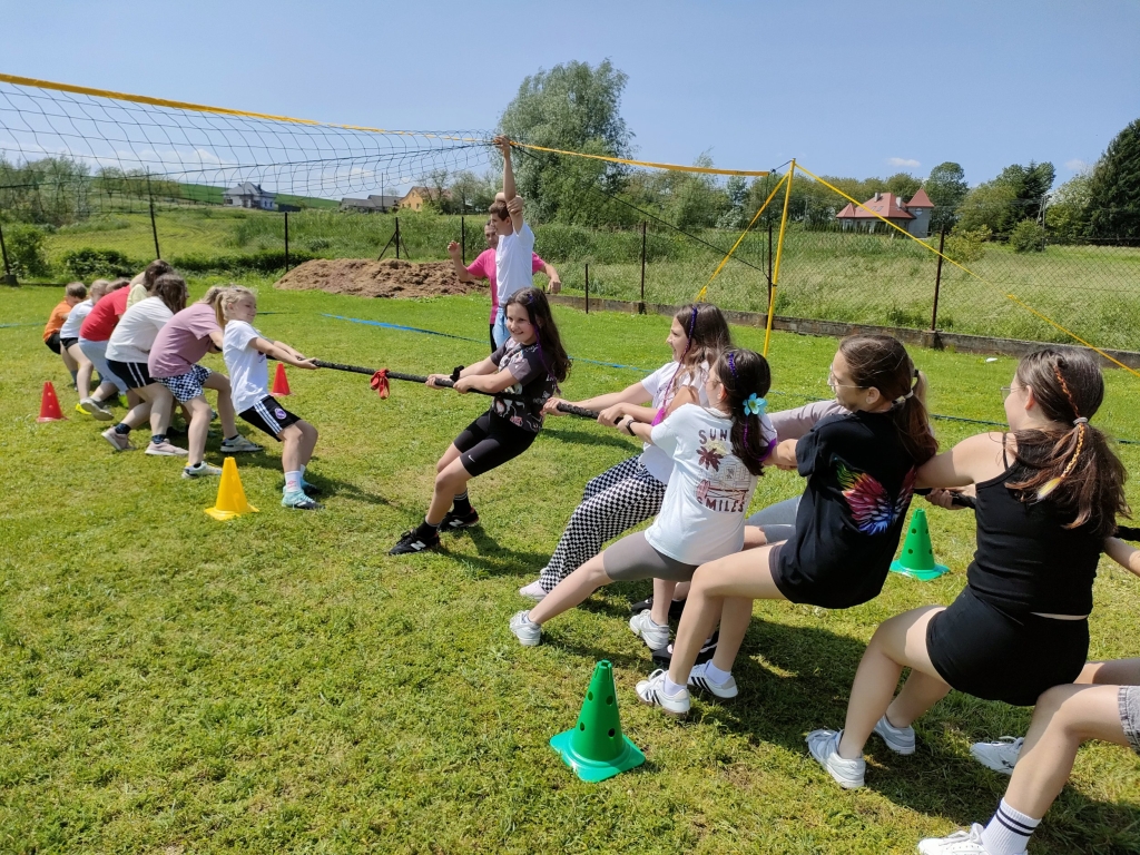 Dzieci grają w przeciąganie liny podczas Dnia Dziecka w Morawsku.