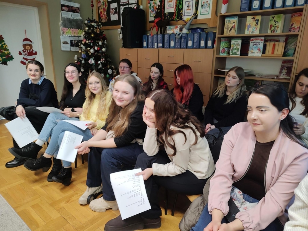 Studentki Wydziału Humanistycznego w SP w Roźwienicy podczas wizyty studyjnej.
