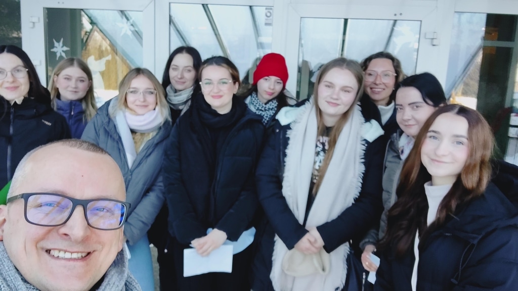 Studentki Wydziału Humanistycznego UJ na wizycie studyjnej w SP w Roźwienicy.