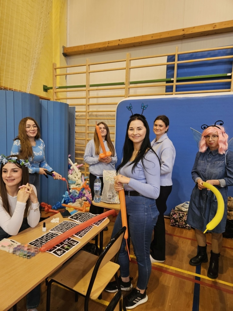 Uczestniczki konkursu „Niebieskie Motyle” z balonami i nagrodami