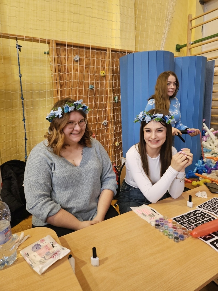 Uśmiechnięte dziewczyny w wiankach z kwiatów na finale konkursu „Niebieskie Motyle”