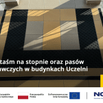 Montaż pasów ostrzegawczych na schodach uczelni przyjaznej osobom z niepełnosprawnościami.