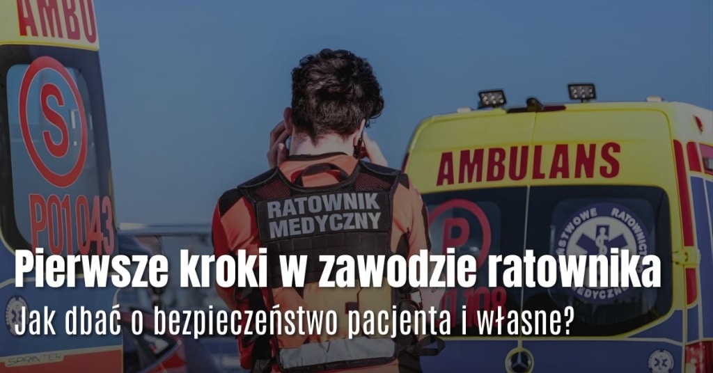 Ratownik medyczny w kamizelce przed ambulansem, tekst "Pierwsze kroki w zawodzie ratownika