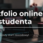 Portfolio online dla studenta: laptop, kubek i kwiaty na biurku.