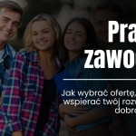 Uśmiechnięci studenci na tle napisu "Praktyki zawodowe