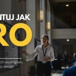 Kobieta prezentuje na konferencji akademickiej, tekst "Prezentuj jak PRO