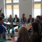 Uczestnicy spotkania Rad Pracodawców na Wydziale Ekonomii i Zarządzania przy stole.