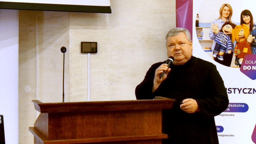 Dyrektor szkoły przemawia na konferencji dla dyrektorów placówek oświatowych