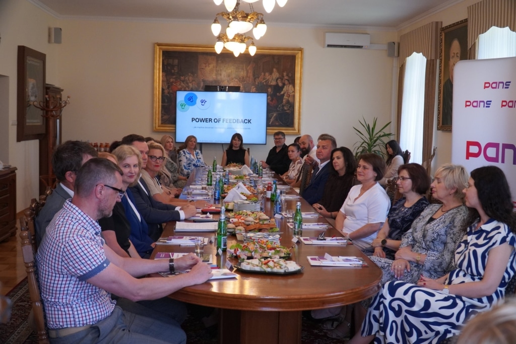 Spotkanie władz uczelni z przedstawicielami placówek oświaty przy stole