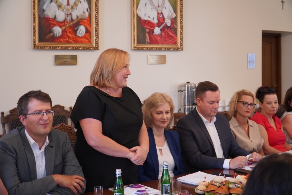 Spotkanie władz uczelni z przedstawicielami oświaty przy stole