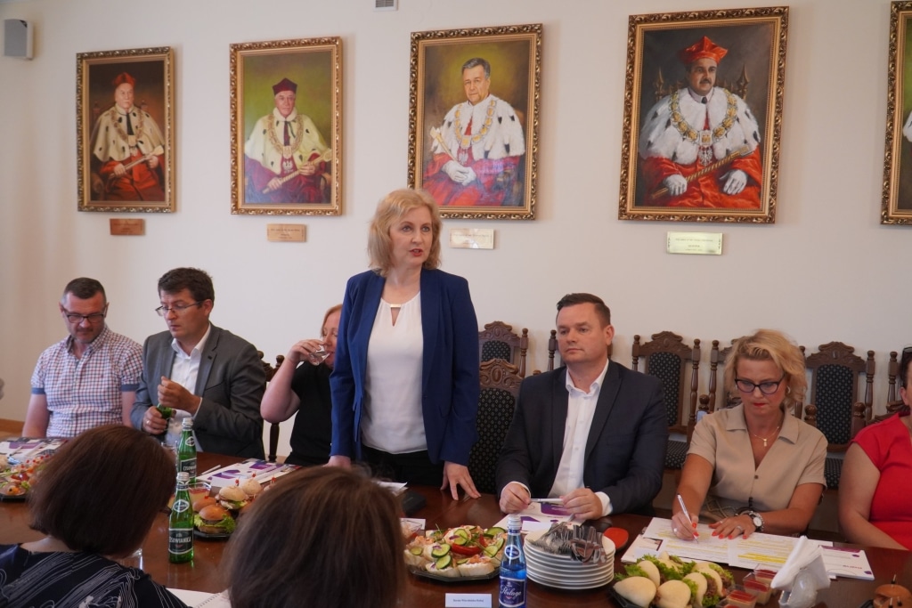 Spotkanie władz uczelni z przedstawicielami placówek oświaty w sali konferencyjnej.