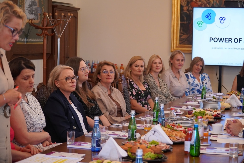 Spotkanie władz uczelni z przedstawicielami placówek oświaty, kobiety przy stole
