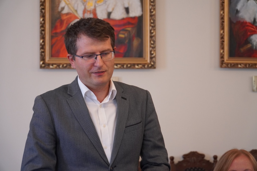 Spotkanie władz uczelni z przedstawicielami oświaty: mężczyzna w garniturze