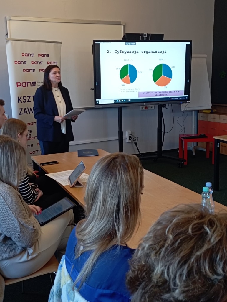 Prezentacja na temat cyfryzacji organizacji na studenckiej sesji kół naukowych.