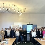 Uczestnicy I Studenckiej Sesji Kół Naukowych pozują do zdjęcia