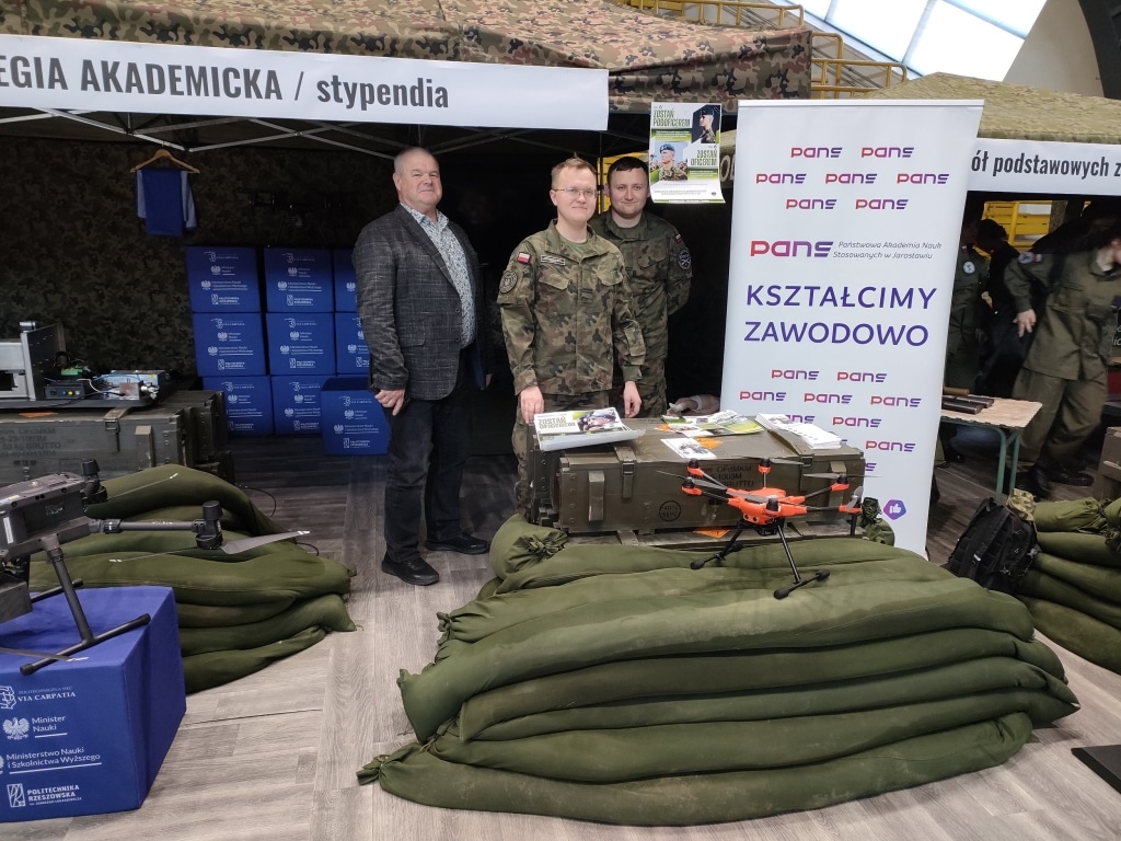 Nasi studenci na targach wojskowych w Stalowej Woli
