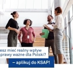 Grupa młodych ludzi rozmawia w nowoczesnym biurze, tekst: „Chcesz mieć realny wpływ na sprawy ważne dla Polski? – aplikuj do KSAP!”