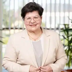 Portret Elżbiety Wolanin-Jarosz w jasnej marynarce