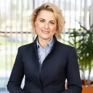 Magdalena Leżucha, bizneswoman w granatowej marynarce