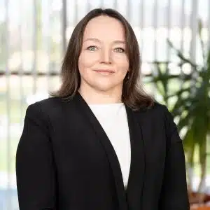 Anna Baran, w czarnej marynarce i białej koszuli
