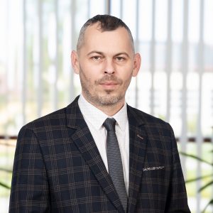 Przemysław Hawro w garniturze, portret biznesowy
