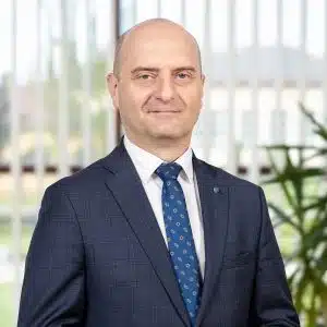 Marcin Warchoła w garniturze