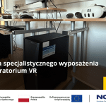 Laboratorium VR z komputerami, monitorami i sprzętem VR, dostawa specjalistycznego wyposażenia.