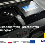Stacjonarne i przenośne pętle indukcyjne z logo Funduszy Europejskich