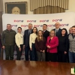 Grupa osób pozuje do zdjęcia podczas podpisania polsko-ukraińskich umów partnerskich PANS.