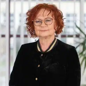 Urszula Pietrzyk w czarnym żakiecie i okularach